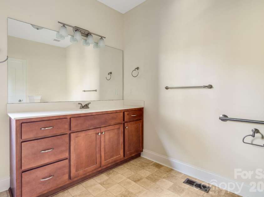 171 Rambling Trail, Hendersonville, NC 28739.  MLS# CAR4421899, YatesRealty ID 57344. Primary Full Bath