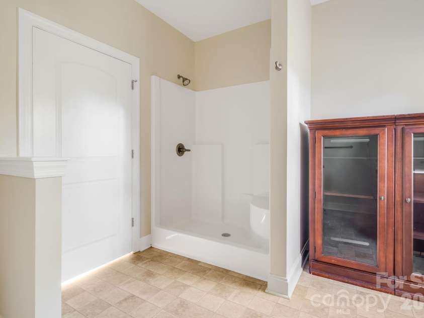 171 Rambling Trail, Hendersonville, NC 28739.  MLS# CAR4421899, YatesRealty ID 57344. Primary Full Bath