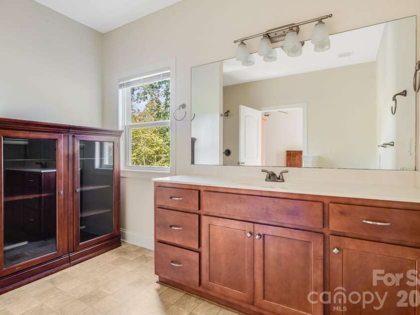 171 Rambling Trail, Hendersonville, NC 28739.  MLS# CAR4421899, YatesRealty ID 57344. Primary Full Bath