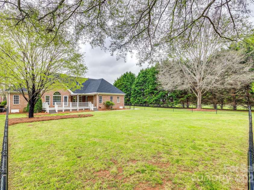 111 Sterling Drive, York, SC 29745.  MLS# CAR4241074, YatesRealty ID 5735. 