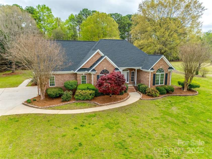 111 Sterling Drive, York, SC 29745.  MLS# CAR4241074, YatesRealty ID 5735. 