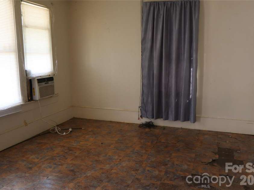 736 2nd Avenue, Hickory, NC 28602.  MLS# CAR4426876, YatesRealty ID 57356. 