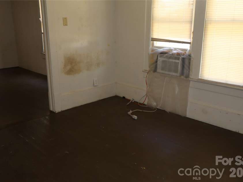 736 2nd Avenue, Hickory, NC 28602.  MLS# CAR4426876, YatesRealty ID 57356. 