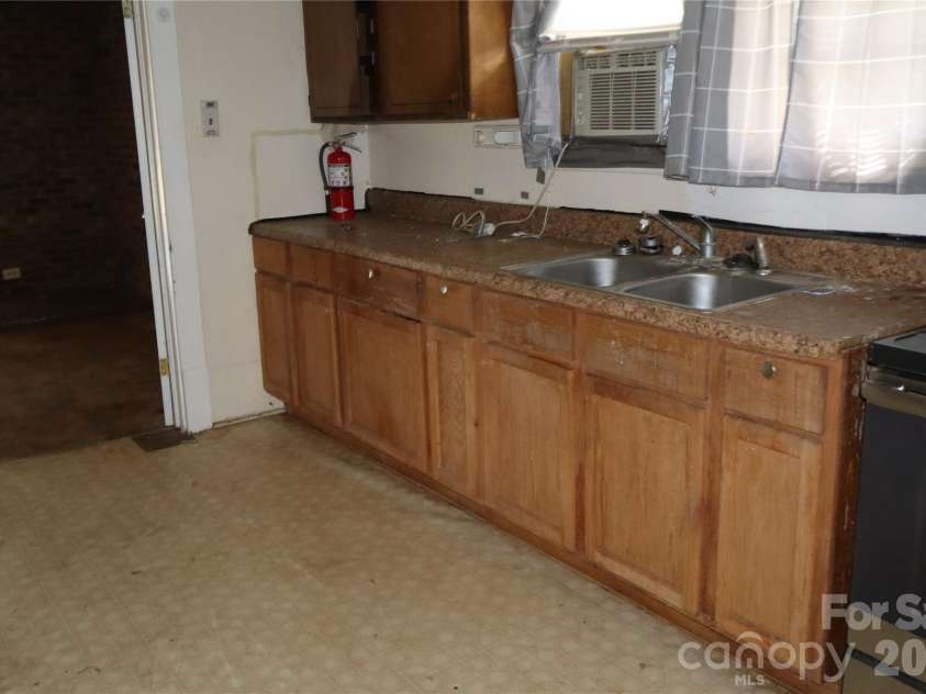 736 2nd Avenue, Hickory, NC 28602.  MLS# CAR4426876, YatesRealty ID 57356. 