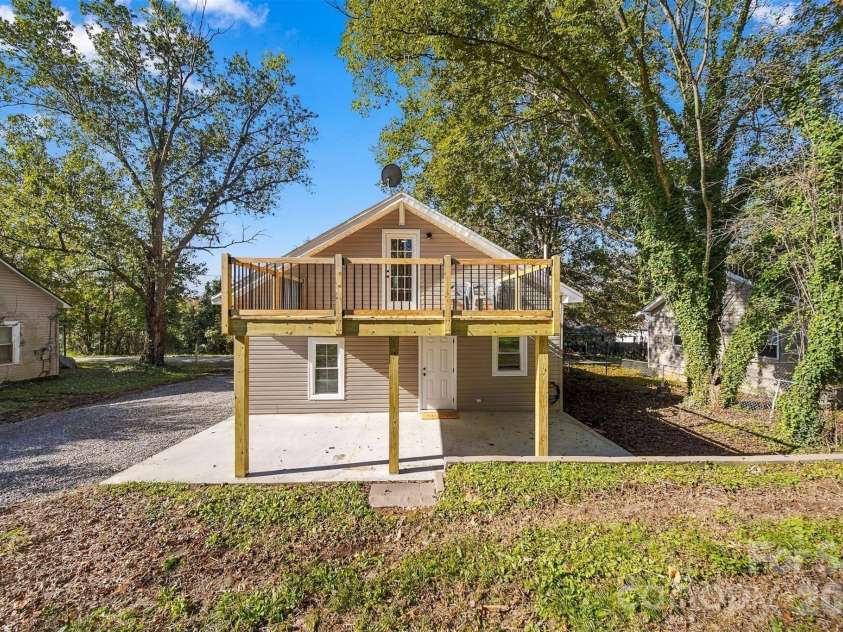 111 Hickory Street, Lenoir, NC 28645.  MLS# CAR4435204, YatesRealty ID 57357. 