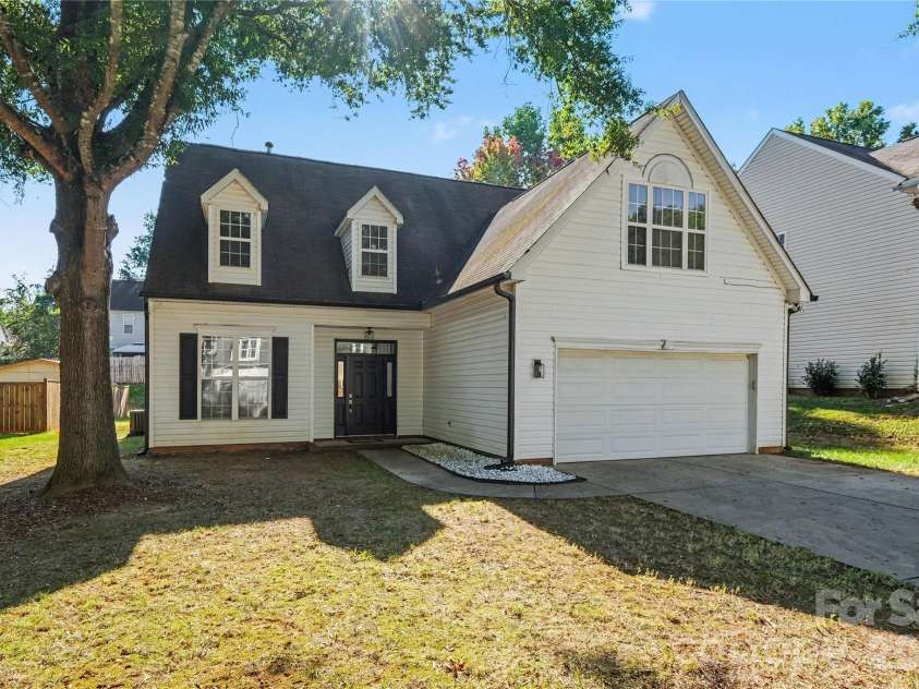 8030 Shiny Meadow Drive, Charlotte, NC 28215.  MLS# CAR4433617, YatesRealty ID 57370. 