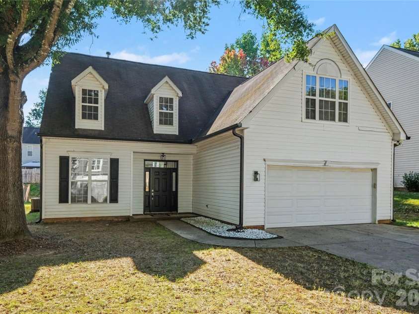 8030 Shiny Meadow Drive, Charlotte, NC 28215.  MLS# CAR4433617, YatesRealty ID 57370. 