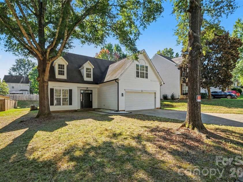 8030 Shiny Meadow Drive, Charlotte, NC 28215.  MLS# CAR4433617, YatesRealty ID 57370. 