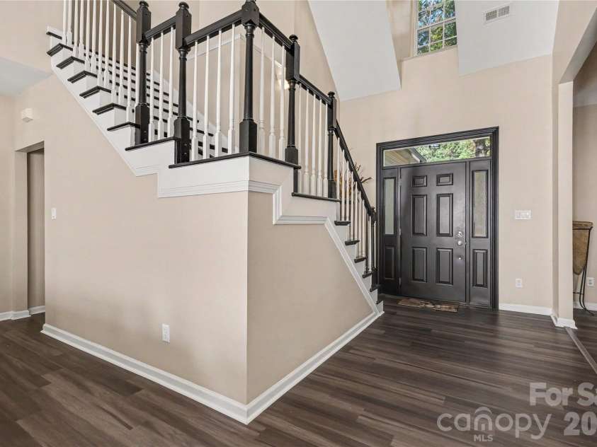 8030 Shiny Meadow Drive, Charlotte, NC 28215.  MLS# CAR4433617, YatesRealty ID 57370. 