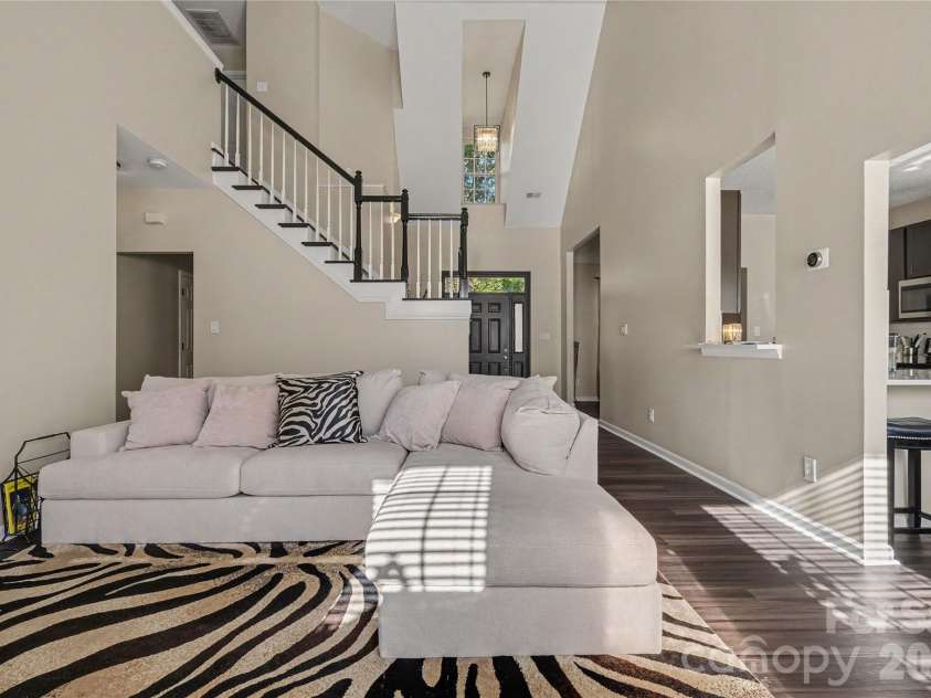 8030 Shiny Meadow Drive, Charlotte, NC 28215.  MLS# CAR4433617, YatesRealty ID 57370. 