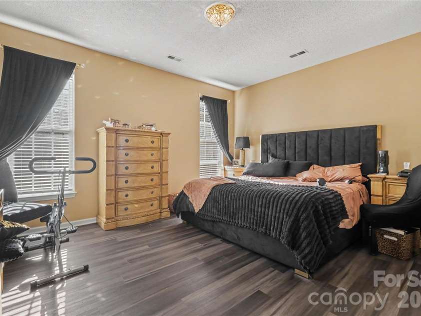 8030 Shiny Meadow Drive, Charlotte, NC 28215.  MLS# CAR4433617, YatesRealty ID 57370. 