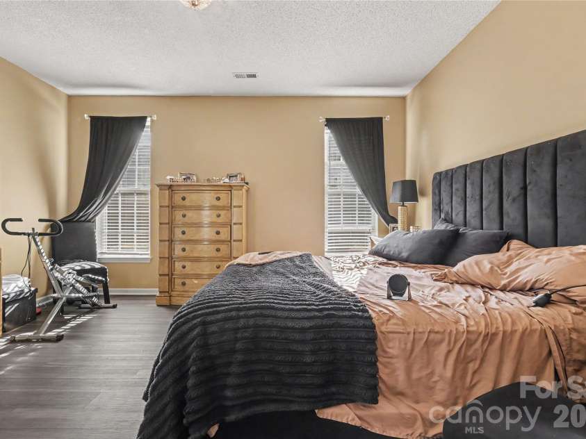 8030 Shiny Meadow Drive, Charlotte, NC 28215.  MLS# CAR4433617, YatesRealty ID 57370. 