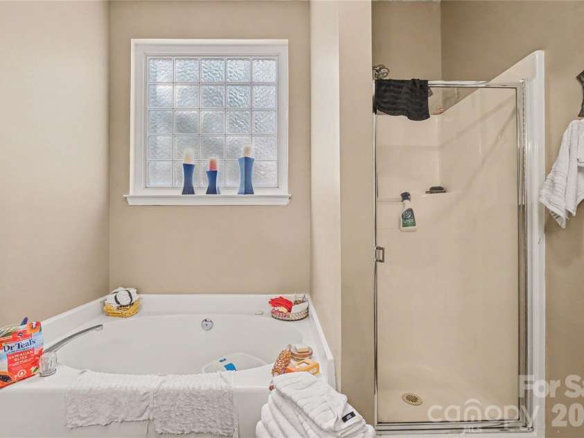 8030 Shiny Meadow Drive, Charlotte, NC 28215.  MLS# CAR4433617, YatesRealty ID 57370. 