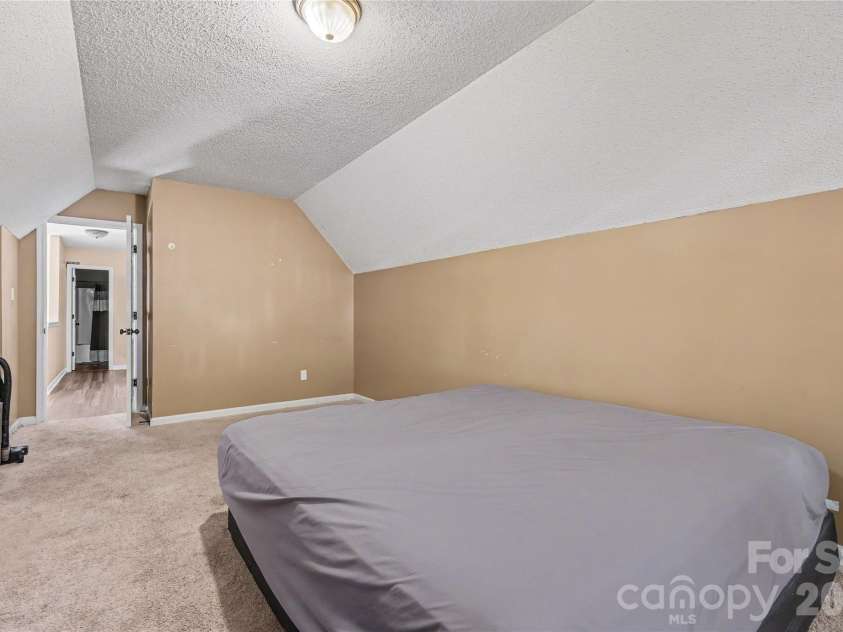 8030 Shiny Meadow Drive, Charlotte, NC 28215.  MLS# CAR4433617, YatesRealty ID 57370. 