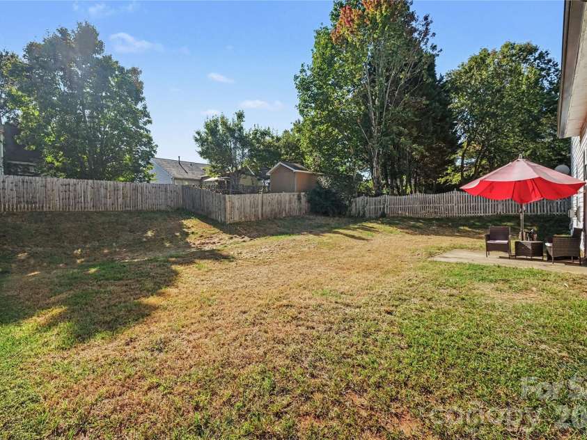 8030 Shiny Meadow Drive, Charlotte, NC 28215.  MLS# CAR4433617, YatesRealty ID 57370. 