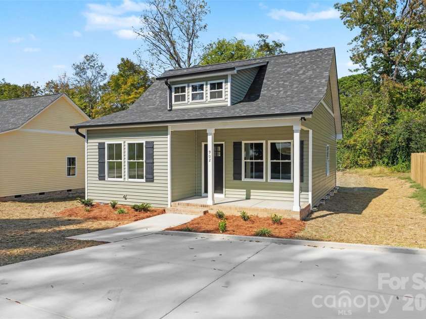 902 8th Street, Kannapolis, NC 28081.  MLS# CAR4426633, YatesRealty ID 57375. 902 W 8th St!