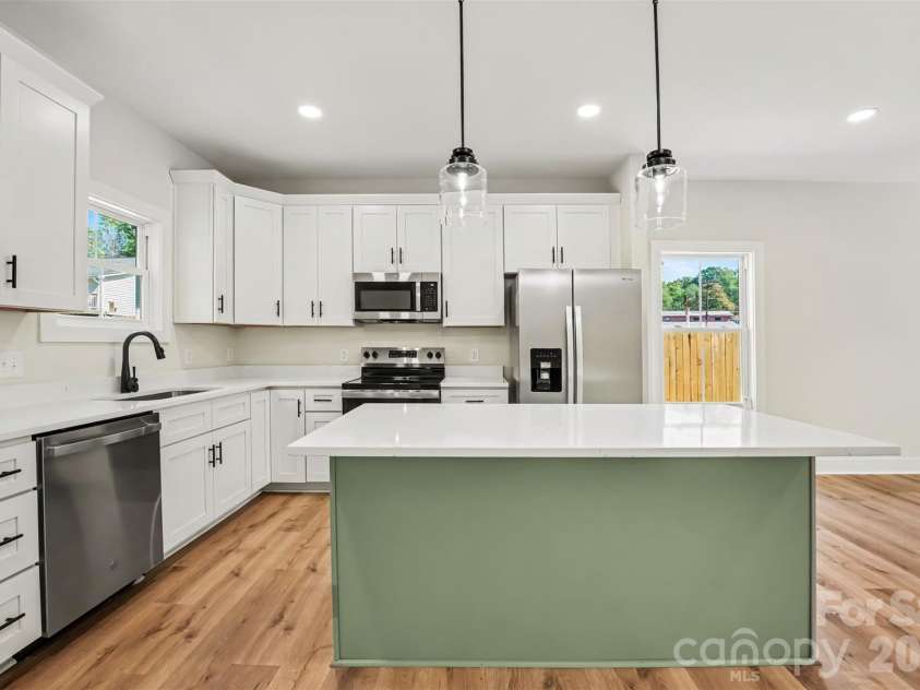 902 8th Street, Kannapolis, NC 28081.  MLS# CAR4426633, YatesRealty ID 57375. Quartz Countertops
