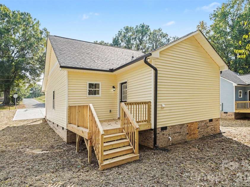 906 8th Street, Kannapolis, NC 28081.  MLS# CAR4426632, YatesRealty ID 57376. Back deck