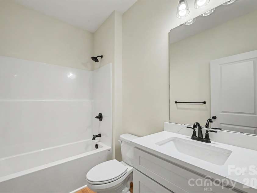 910 8th Street, Kannapolis, NC 28081.  MLS# CAR4426631, YatesRealty ID 57377. Bathroom 1
