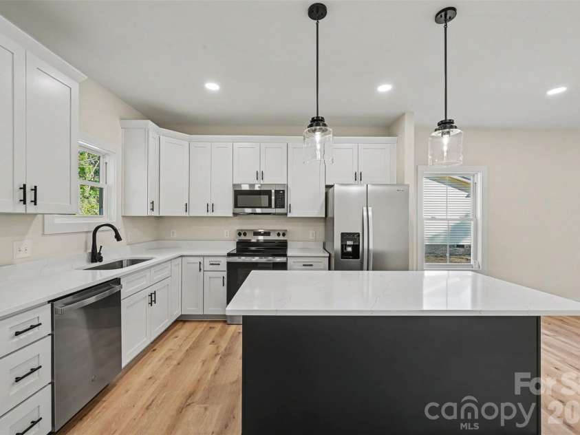 910 8th Street, Kannapolis, NC 28081.  MLS# CAR4426631, YatesRealty ID 57377. Eat-in kitchen