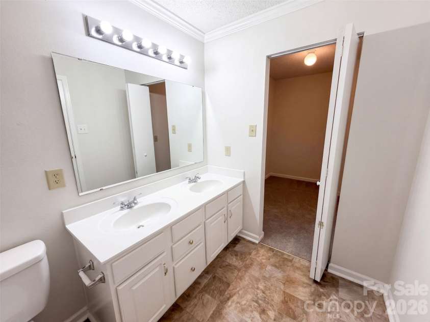 6807 Wandering Creek Drive, Charlotte, NC 28216.  MLS# CAR4435743, YatesRealty ID 57378. 