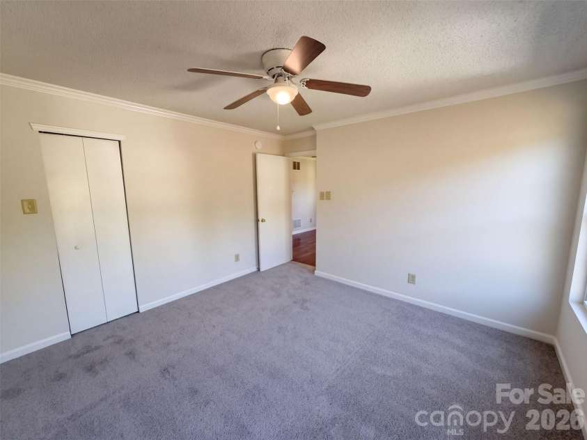 6807 Wandering Creek Drive, Charlotte, NC 28216.  MLS# CAR4435743, YatesRealty ID 57378. 