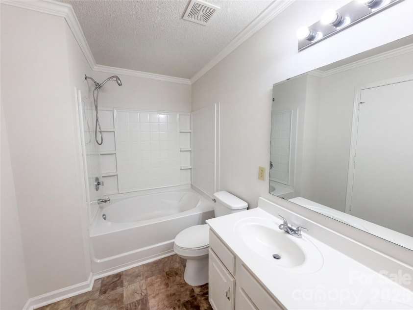 6807 Wandering Creek Drive, Charlotte, NC 28216.  MLS# CAR4435743, YatesRealty ID 57378. 