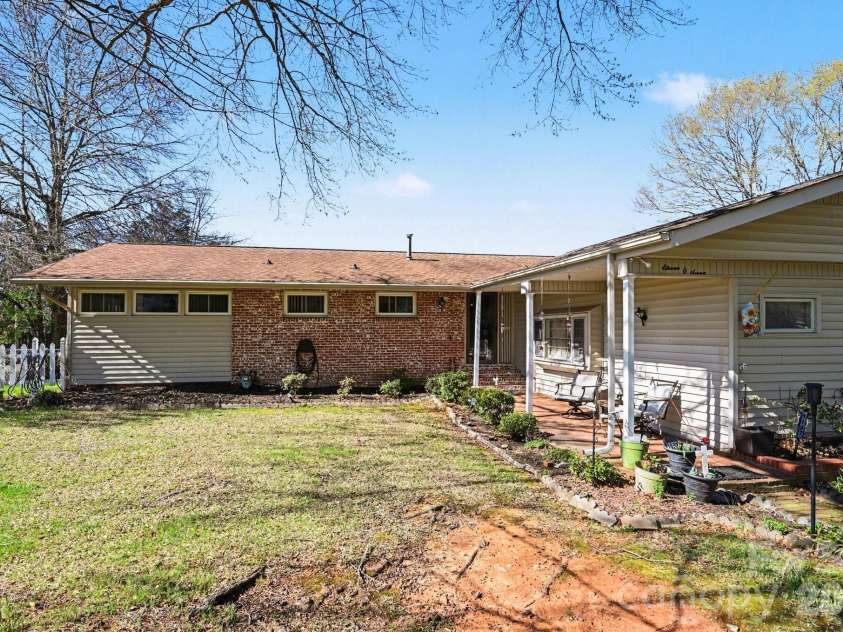 1107 Crestfield Drive, Lancaster, SC 29720.  MLS# CAR4357192, YatesRealty ID 5738. 