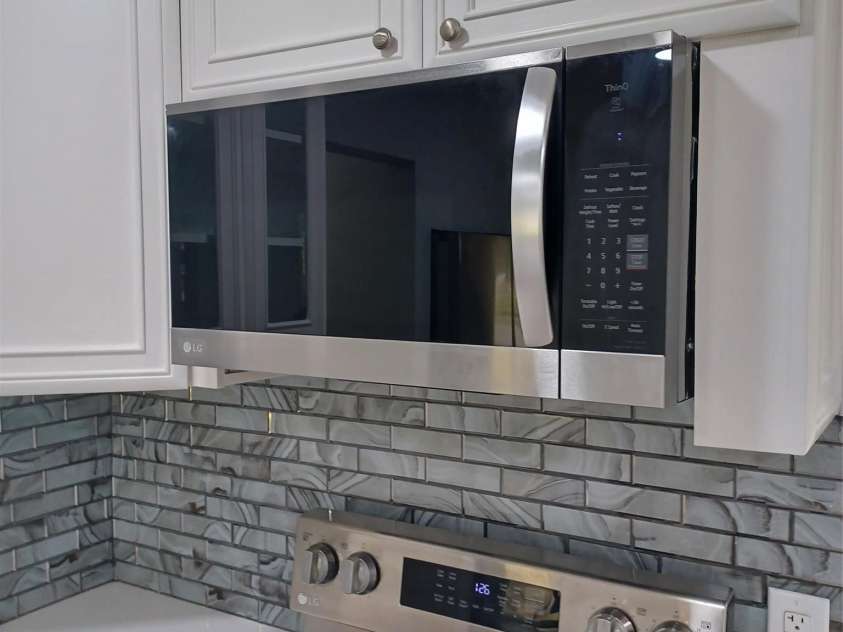 5717 Ruth Drive, Charlotte, NC 28215.  MLS# CAR4435760, YatesRealty ID 57388. LG Stainless Microwave