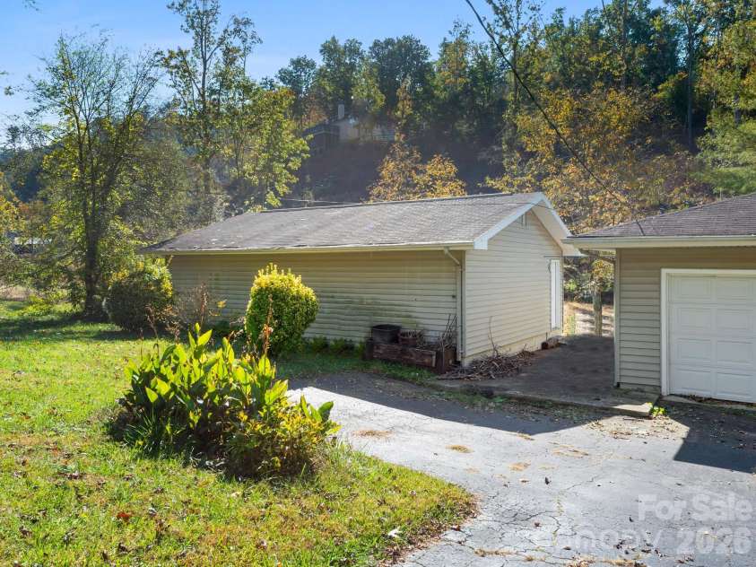 239 Baird Cove Road, Asheville, NC 28804.  MLS# CAR4434380, YatesRealty ID 57389. Detached workshop/garage