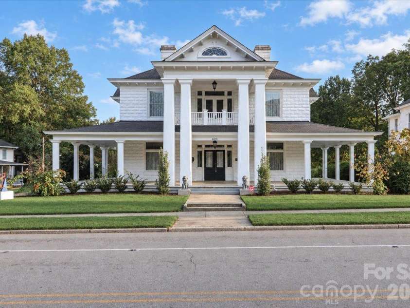 403 Front Street, Statesville, NC 28677.  MLS# CAR4430672, YatesRealty ID 57391. 