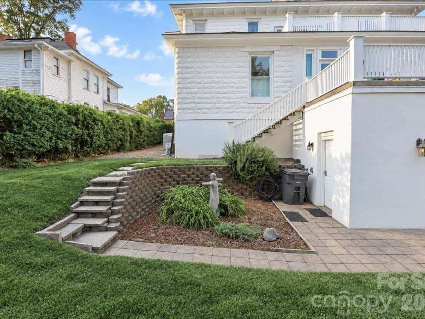 403 Front Street, Statesville, NC 28677.  MLS# CAR4430672, YatesRealty ID 57391. 