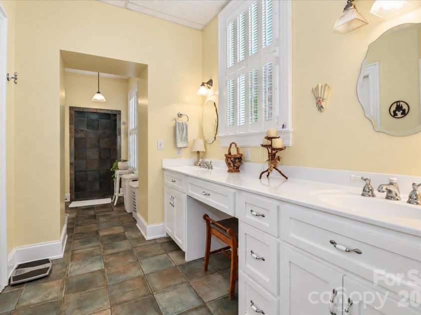 403 Front Street, Statesville, NC 28677.  MLS# CAR4430672, YatesRealty ID 57391. Primary Bathroom - Main Floor