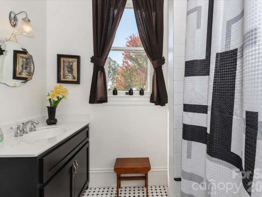 403 Front Street, Statesville, NC 28677.  MLS# CAR4430672, YatesRealty ID 57391. Upstairs Bathroom