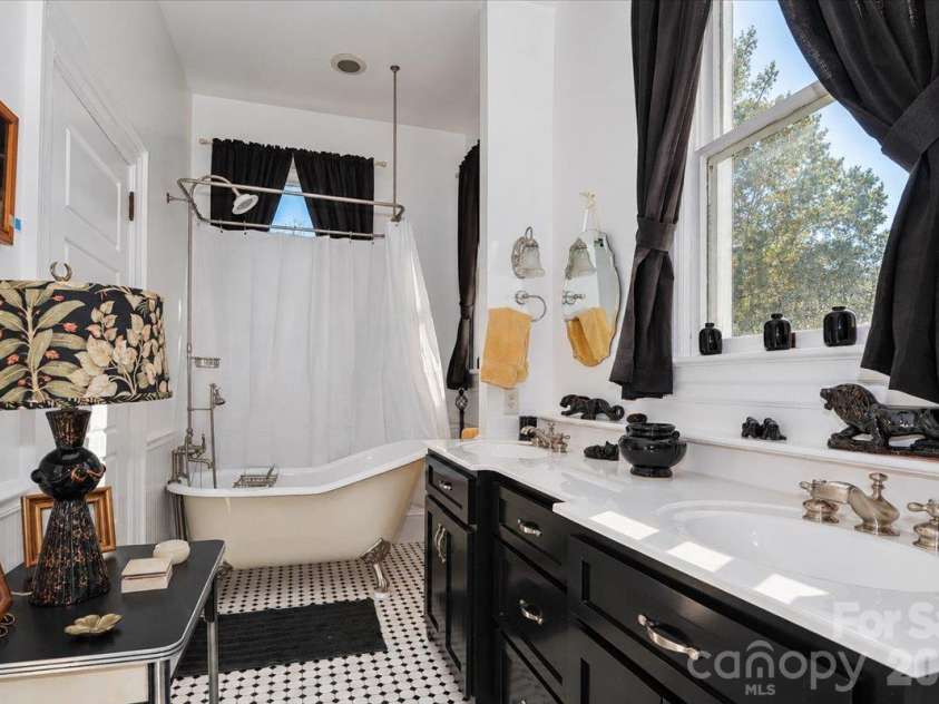 403 Front Street, Statesville, NC 28677.  MLS# CAR4430672, YatesRealty ID 57391. Upstairs Bathroom
