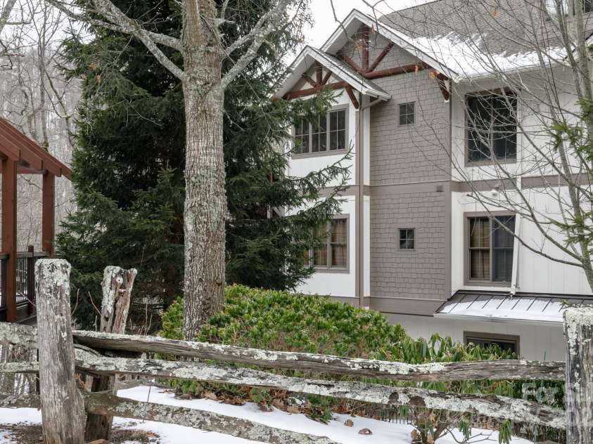 224 Logging Horse Road, Burnsville, NC 28714.  MLS# CAR4210450, YatesRealty ID 574. 