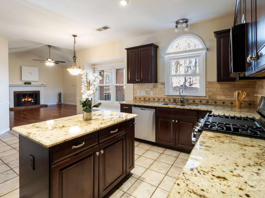 4806 Hickory Glen Drive, Matthews, NC 28105.  MLS# CAR4329359, YatesRealty ID 574. 