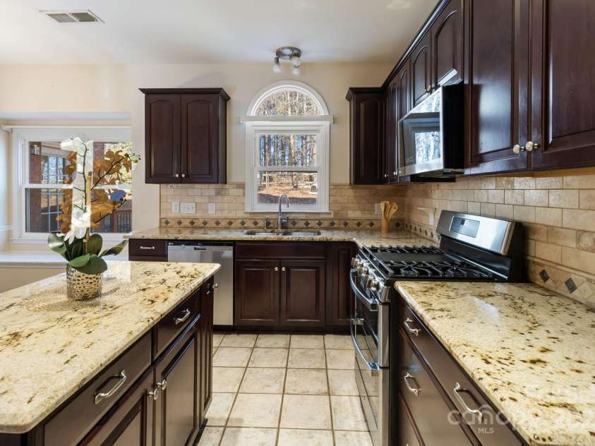 4806 Hickory Glen Drive, Matthews, NC 28105.  MLS# CAR4329359, YatesRealty ID 574. 