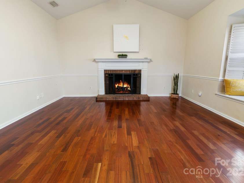 4806 Hickory Glen Drive, Matthews, NC 28105.  MLS# CAR4329359, YatesRealty ID 574. 