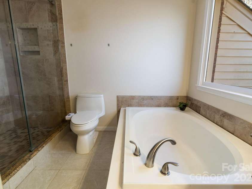 4806 Hickory Glen Drive, Matthews, NC 28105.  MLS# CAR4329359, YatesRealty ID 574. 