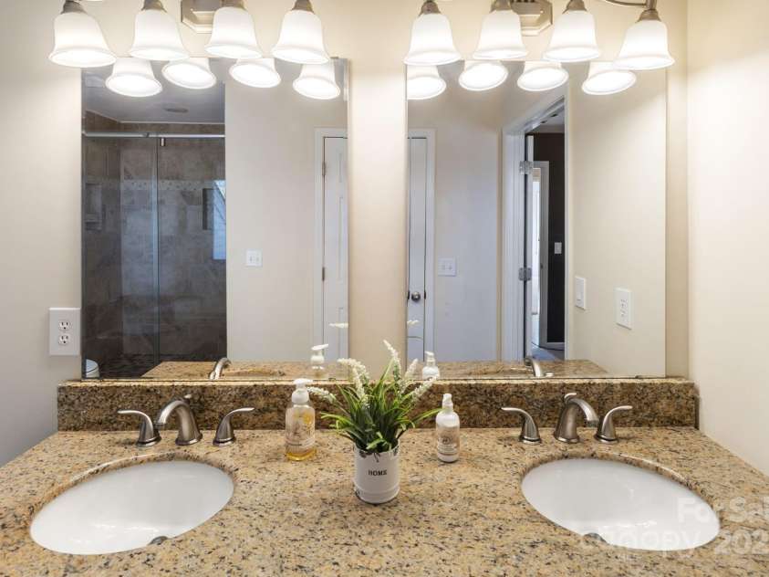 4806 Hickory Glen Drive, Matthews, NC 28105.  MLS# CAR4329359, YatesRealty ID 574. 