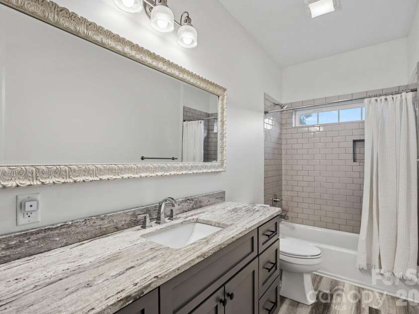 1333 Riverside Drive, Charlotte, NC 28214.  MLS# CAR4431741, YatesRealty ID 57404. 2nd Floor Bath 1