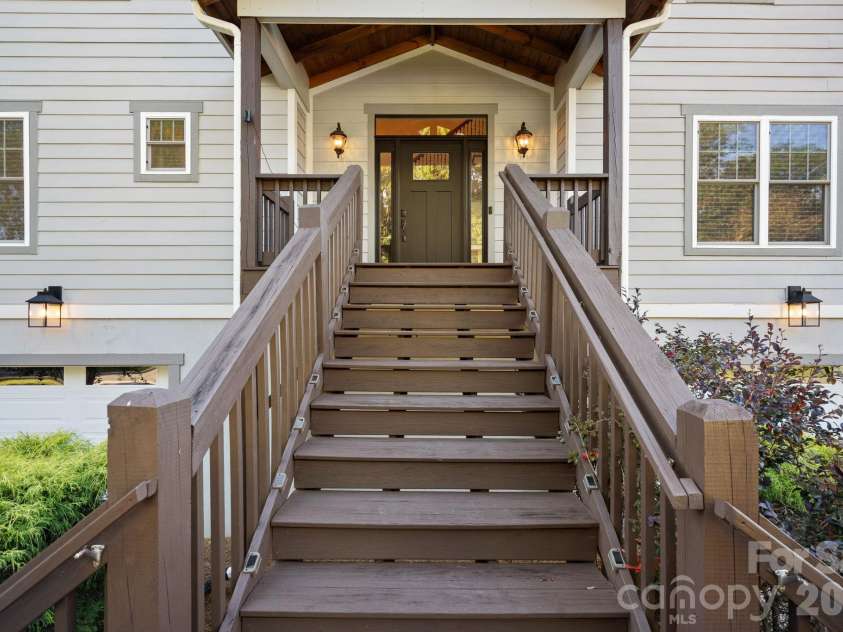 1333 Riverside Drive, Charlotte, NC 28214.  MLS# CAR4431741, YatesRealty ID 57404. 