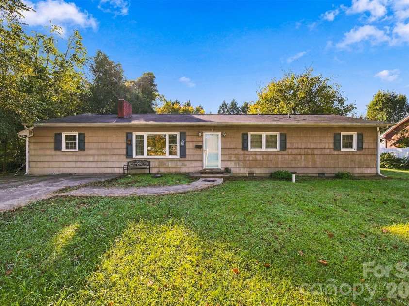 640 Diamondhead Drive, Lenoir, NC 28645.  MLS# CAR4435699, YatesRealty ID 57414. 