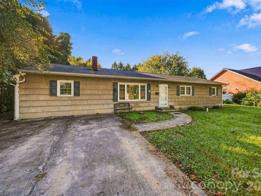 640 Diamondhead Drive, Lenoir, NC 28645.  MLS# CAR4435699, YatesRealty ID 57414. 