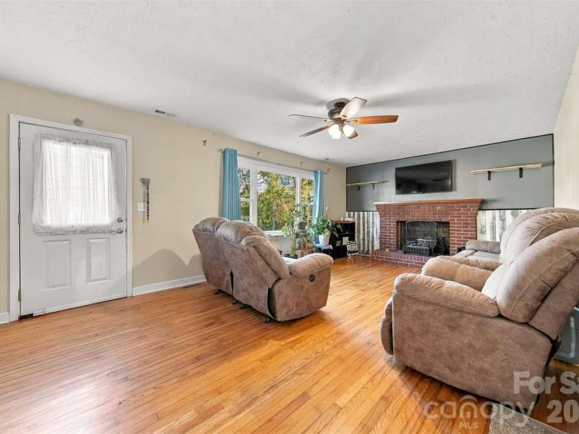 640 Diamondhead Drive, Lenoir, NC 28645.  MLS# CAR4435699, YatesRealty ID 57414. 