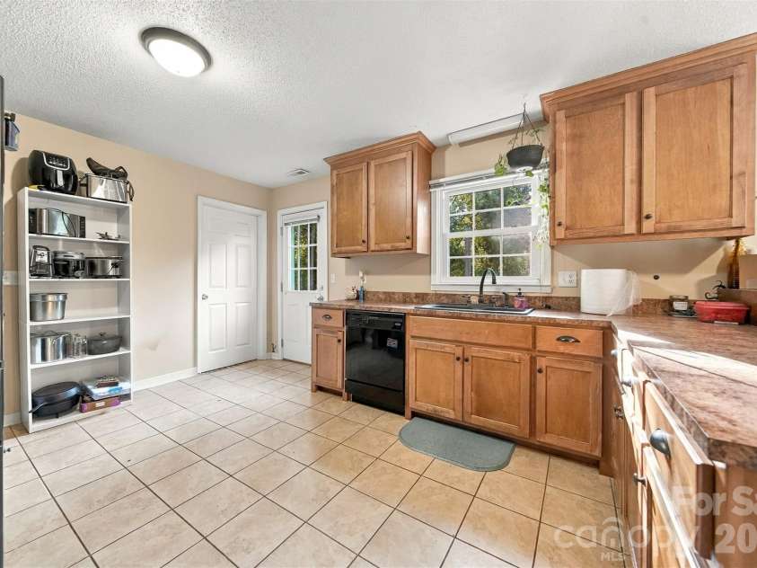 640 Diamondhead Drive, Lenoir, NC 28645.  MLS# CAR4435699, YatesRealty ID 57414. 