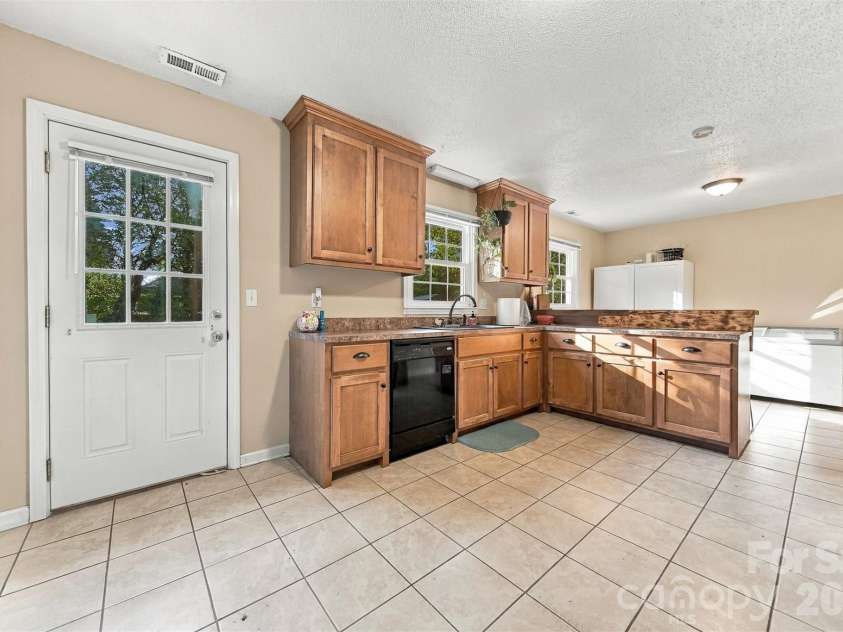 640 Diamondhead Drive, Lenoir, NC 28645.  MLS# CAR4435699, YatesRealty ID 57414. 