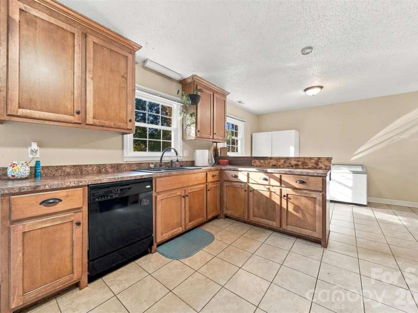 640 Diamondhead Drive, Lenoir, NC 28645.  MLS# CAR4435699, YatesRealty ID 57414. 