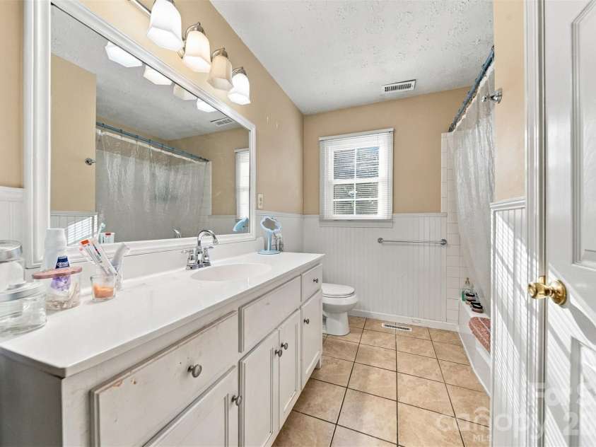 640 Diamondhead Drive, Lenoir, NC 28645.  MLS# CAR4435699, YatesRealty ID 57414. 